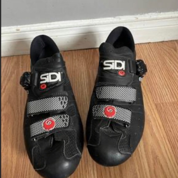 Boys size 5 mountain bike shoes - Picture 1 of 6